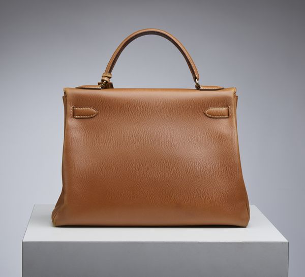 HERMES : Kelly 32 Retourn Or Naturelle Courchevelle.  - Asta 04/05/2023 | FASHION LUXURY - ALTA MODA, BORSE E ACCESSORI DI LUSSO Online - Associazione Nazionale - Case d'Asta italiane