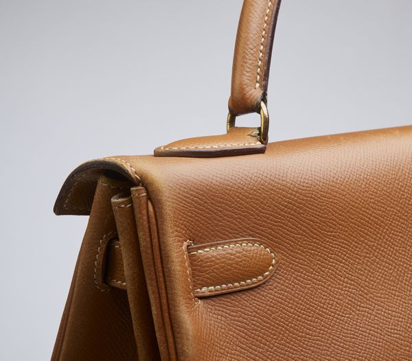 HERMES : Kelly 32 Retourn Or Naturelle Courchevelle.  - Asta 04/05/2023 | FASHION LUXURY - ALTA MODA, BORSE E ACCESSORI DI LUSSO Online - Associazione Nazionale - Case d'Asta italiane