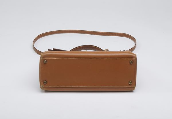 HERMES : Kelly 32 Retourn Or Naturelle Courchevelle.  - Asta 04/05/2023 | FASHION LUXURY - ALTA MODA, BORSE E ACCESSORI DI LUSSO Online - Associazione Nazionale - Case d'Asta italiane