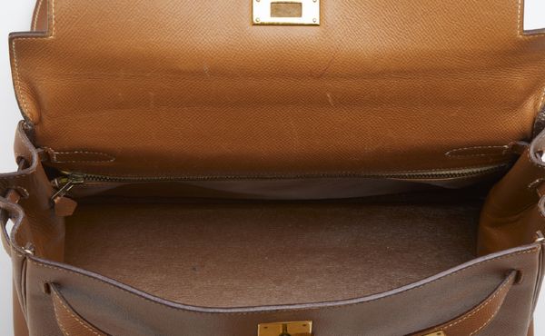 HERMES : Kelly 32 Retourn Or Naturelle Courchevelle.  - Asta 04/05/2023 | FASHION LUXURY - ALTA MODA, BORSE E ACCESSORI DI LUSSO Online - Associazione Nazionale - Case d'Asta italiane