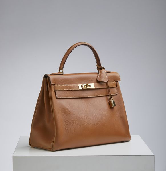 HERMES : Kelly 32 Retourn Or Naturelle Courchevelle.  - Asta 04/05/2023 | FASHION LUXURY - ALTA MODA, BORSE E ACCESSORI DI LUSSO Online - Associazione Nazionale - Case d'Asta italiane