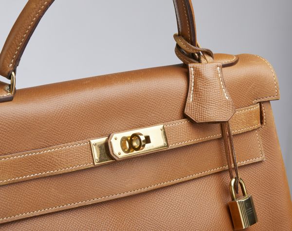 HERMES : Kelly 32 Retourn Or Naturelle Courchevelle.  - Asta 04/05/2023 | FASHION LUXURY - ALTA MODA, BORSE E ACCESSORI DI LUSSO Online - Associazione Nazionale - Case d'Asta italiane