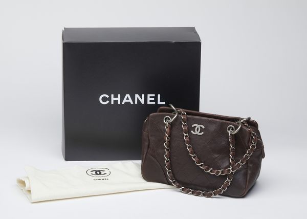 CHANEL : Chanel CC Outdoor ligne, borsa a spalla in pelle marrone.  - Asta 04/05/2023 | FASHION LUXURY - ALTA MODA, BORSE E ACCESSORI DI LUSSO Online - Associazione Nazionale - Case d'Asta italiane