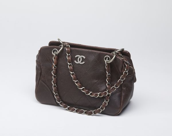 CHANEL : Chanel CC Outdoor ligne, borsa a spalla in pelle marrone.  - Asta 04/05/2023 | FASHION LUXURY - ALTA MODA, BORSE E ACCESSORI DI LUSSO Online - Associazione Nazionale - Case d'Asta italiane