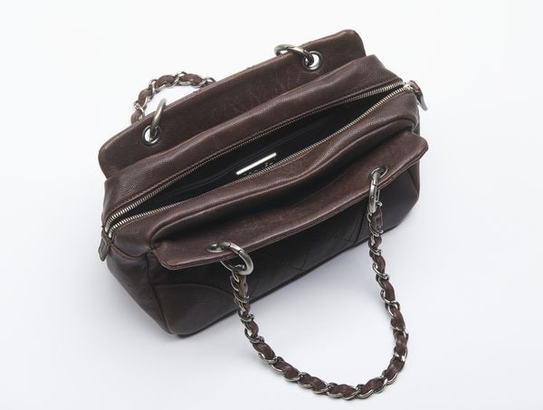 CHANEL : Chanel CC Outdoor ligne, borsa a spalla in pelle marrone.  - Asta 04/05/2023 | FASHION LUXURY - ALTA MODA, BORSE E ACCESSORI DI LUSSO Online - Associazione Nazionale - Case d'Asta italiane