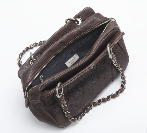 CHANEL : Chanel CC Outdoor ligne, borsa a spalla in pelle marrone.  - Asta 04/05/2023 | FASHION LUXURY - ALTA MODA, BORSE E ACCESSORI DI LUSSO Online - Associazione Nazionale - Case d'Asta italiane