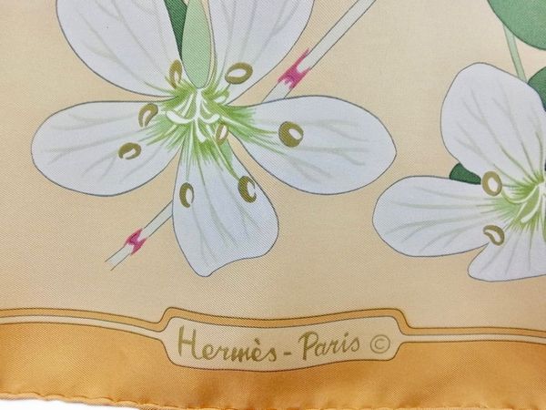 HERMES : Foulard carr in seta Flora Graeca.  - Asta 04/05/2023 | FASHION LUXURY - ALTA MODA, BORSE E ACCESSORI DI LUSSO Online - Associazione Nazionale - Case d'Asta italiane