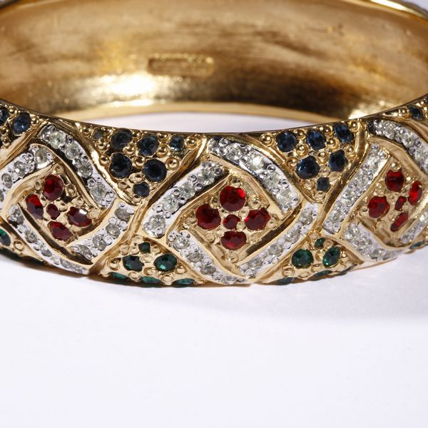 BIJOUX FANTASIE FASCINO : Bracciale dorato rigido tempestato di strass colorati.  - Asta 04/05/2023 | FASHION LUXURY - ALTA MODA, BORSE E ACCESSORI DI LUSSO Online - Associazione Nazionale - Case d'Asta italiane