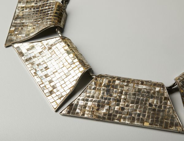 AUTORE NON IDENTIFICATO : Collana in metallo argentato anni '30  - Asta 04/05/2023 | FASHION LUXURY - ALTA MODA, BORSE E ACCESSORI DI LUSSO Online - Associazione Nazionale - Case d'Asta italiane