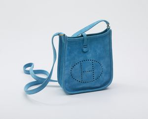 HERMES : Borsa a spalla modello Evelyne in pelle scamosciata azzurra.  - Asta 04/05/2023 | FASHION LUXURY - ALTA MODA, BORSE E ACCESSORI DI LUSSO Online - Associazione Nazionale - Case d'Asta italiane