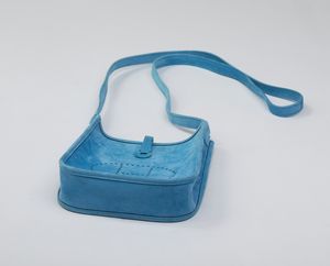 HERMES : Borsa a spalla modello Evelyne in pelle scamosciata azzurra.  - Asta 04/05/2023 | FASHION LUXURY - ALTA MODA, BORSE E ACCESSORI DI LUSSO Online - Associazione Nazionale - Case d'Asta italiane