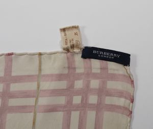 BURBERRY : Foulard nei toni del rosa, stampa pesci.  - Asta 04/05/2023 | FASHION LUXURY - ALTA MODA, BORSE E ACCESSORI DI LUSSO Online - Associazione Nazionale - Case d'Asta italiane