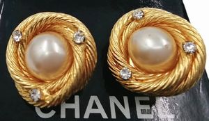 CHANEL : Orecchini a lobo con clips.  - Asta 04/05/2023 | FASHION LUXURY - ALTA MODA, BORSE E ACCESSORI DI LUSSO Online - Associazione Nazionale - Case d'Asta italiane