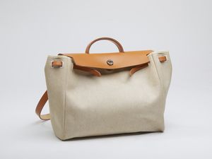 HERMES : Borsa Herbag, a tracolla in pelle e tessuto.  - Asta 04/05/2023 | FASHION LUXURY - ALTA MODA, BORSE E ACCESSORI DI LUSSO Online - Associazione Nazionale - Case d'Asta italiane