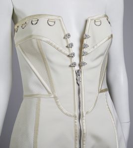 VERSACE GIANNI (1946 - 1997) : Abito tubino bianco.  - Asta 04/05/2023 | FASHION LUXURY - ALTA MODA, BORSE E ACCESSORI DI LUSSO Online - Associazione Nazionale - Case d'Asta italiane