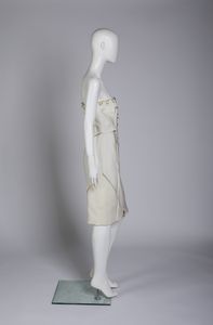 VERSACE GIANNI (1946 - 1997) : Abito tubino bianco.  - Asta 04/05/2023 | FASHION LUXURY - ALTA MODA, BORSE E ACCESSORI DI LUSSO Online - Associazione Nazionale - Case d'Asta italiane