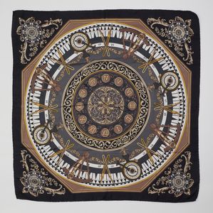 HERMES : Foulard fantasia nero.  - Asta 04/05/2023 | FASHION LUXURY - ALTA MODA, BORSE E ACCESSORI DI LUSSO Online - Associazione Nazionale - Case d'Asta italiane