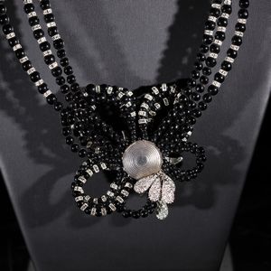 MONTAGUE FRANCOISE : Collier con perline nere e fiore in strass.  - Asta 04/05/2023 | FASHION LUXURY - ALTA MODA, BORSE E ACCESSORI DI LUSSO Online - Associazione Nazionale - Case d'Asta italiane