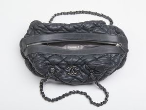 CHANEL : Chanel Paris-Moscou Bubble Quilted  Bowler bag.  - Asta 04/05/2023 | FASHION LUXURY - ALTA MODA, BORSE E ACCESSORI DI LUSSO Online - Associazione Nazionale - Case d'Asta italiane