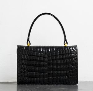 Fendi : Borsa in pelle nera lucida.  - Asta 04/05/2023 | FASHION LUXURY - ALTA MODA, BORSE E ACCESSORI DI LUSSO Online - Associazione Nazionale - Case d'Asta italiane