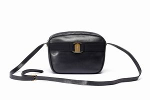 FERRAGAMO SALVATORE : Borsa a tracolla blu.  - Asta 04/05/2023 | FASHION LUXURY - ALTA MODA, BORSE E ACCESSORI DI LUSSO Online - Associazione Nazionale - Case d'Asta italiane