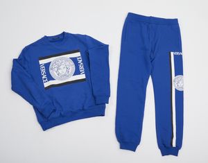 VERSACE GIANNI (1946 - 1997) : Completo sportivo in felpa blu elettrica e stampa.  - Asta 04/05/2023 | FASHION LUXURY - ALTA MODA, BORSE E ACCESSORI DI LUSSO Online - Associazione Nazionale - Case d'Asta italiane