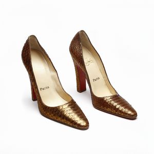 LOUBOUTIN CHRISTIAN - Dcollet in pelle stampata bronzo.