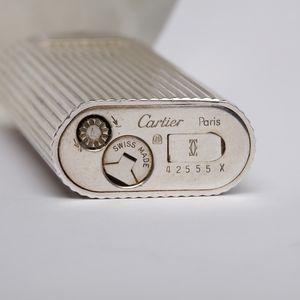 CARTIER : Accendino in metallo argentato.  - Asta 04/05/2023 | FASHION LUXURY - ALTA MODA, BORSE E ACCESSORI DI LUSSO Online - Associazione Nazionale - Case d'Asta italiane