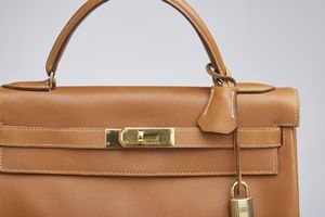 HERMES : Kelly 32 Retourn Or Naturelle Courchevelle.  - Asta 04/05/2023 | FASHION LUXURY - ALTA MODA, BORSE E ACCESSORI DI LUSSO Online - Associazione Nazionale - Case d'Asta italiane