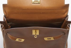 HERMES : Kelly 32 Retourn Or Naturelle Courchevelle.  - Asta 04/05/2023 | FASHION LUXURY - ALTA MODA, BORSE E ACCESSORI DI LUSSO Online - Associazione Nazionale - Case d'Asta italiane