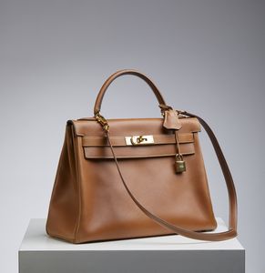 HERMES : Kelly 32 Retourn Or Naturelle Courchevelle.  - Asta 04/05/2023 | FASHION LUXURY - ALTA MODA, BORSE E ACCESSORI DI LUSSO Online - Associazione Nazionale - Case d'Asta italiane