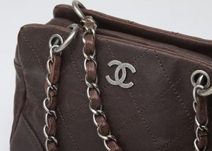 CHANEL : Chanel CC Outdoor ligne, borsa a spalla in pelle marrone.  - Asta 04/05/2023 | FASHION LUXURY - ALTA MODA, BORSE E ACCESSORI DI LUSSO Online - Associazione Nazionale - Case d'Asta italiane