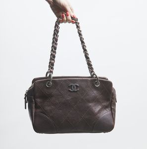 CHANEL : Chanel CC Outdoor ligne, borsa a spalla in pelle marrone.  - Asta 04/05/2023 | FASHION LUXURY - ALTA MODA, BORSE E ACCESSORI DI LUSSO Online - Associazione Nazionale - Case d'Asta italiane