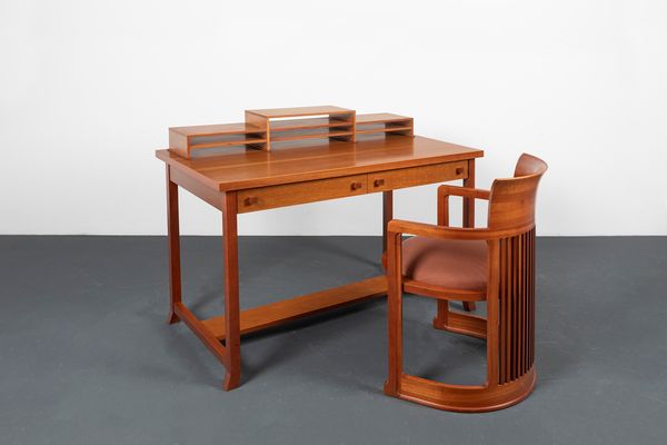 Frank Lloyd Wright : Scrittoio con poltroncina  - Asta Design e Arti Decorative - Associazione Nazionale - Case d'Asta italiane