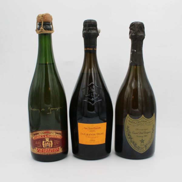 COFANETTO CONTENENTE 3 BOTTIGLIE di CHAMPAGNE 1995-1996  - Asta VINI E DISTILLATI PREGIATI E DA COLLEZIONE - Associazione Nazionale - Case d'Asta italiane