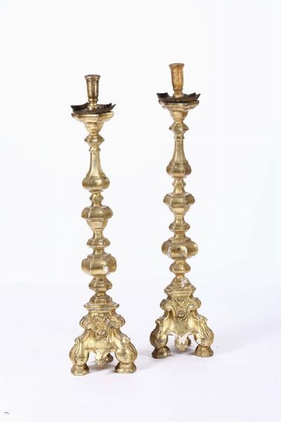 Coppia di candelieri in legno intagliato e dorato, XIX secolo  - Asta Antiquariato - Associazione Nazionale - Case d'Asta italiane