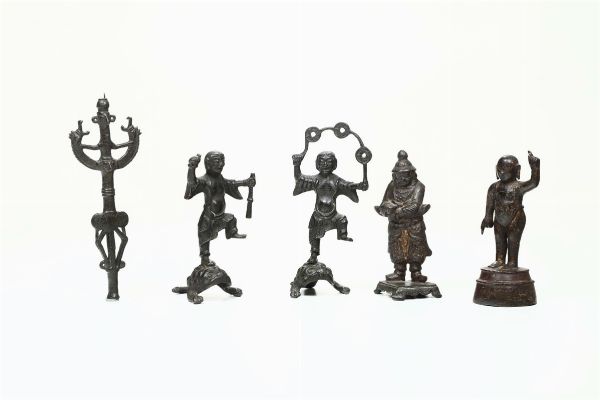 Lotto di cinque oggetti in bronzo, varie epoche e manifatture  - Asta Antiquariato - Associazione Nazionale - Case d'Asta italiane