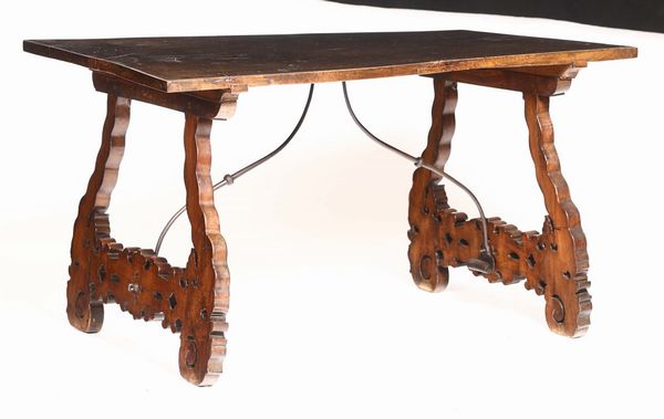 Tavolino fratino in noce, Spagna XVIII secolo  - Asta Antiquariato - Associazione Nazionale - Case d'Asta italiane