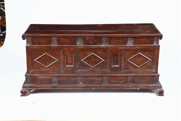 Cassapanca in legno intagliato con pannelalture, XIX secolo  - Asta Antiquariato - Associazione Nazionale - Case d'Asta italiane