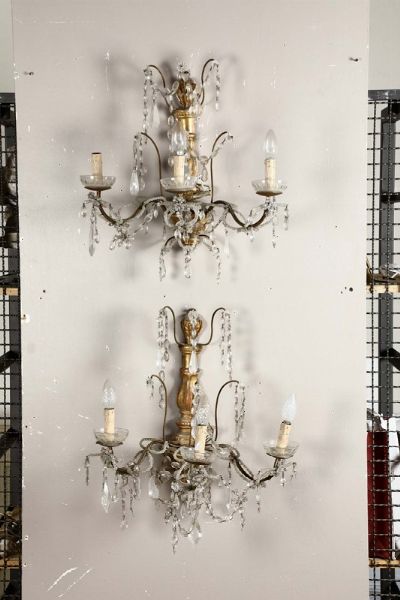 Coppia di appliques con cristalli a tre luci, XIX secolo  - Asta Antiquariato - Associazione Nazionale - Case d'Asta italiane