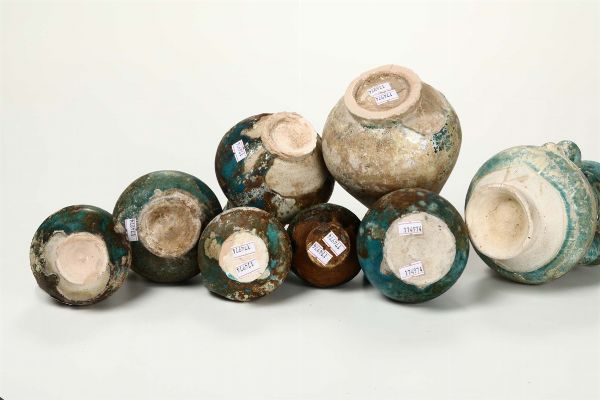 Lotto di dieci pezzi in ceramica smaltata, varie epoche e manifatture  - Asta Antiquariato - Associazione Nazionale - Case d'Asta italiane