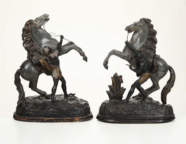 Coppia di sculture in stagno con cavalli, XIX-XX secolo  - Asta Antiquariato - Associazione Nazionale - Case d'Asta italiane