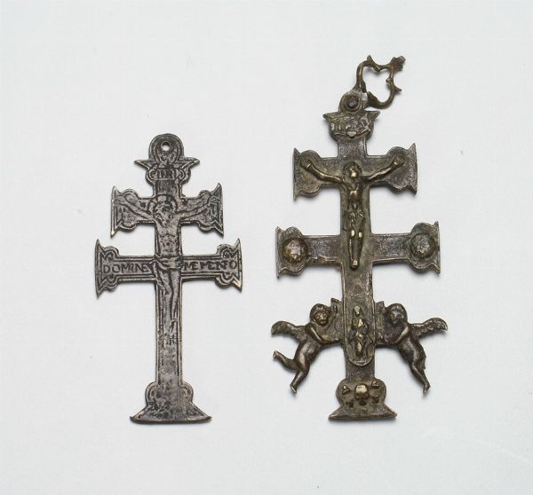 Lotto di due croci in metallo, XIX secolo  - Asta Antiquariato - Associazione Nazionale - Case d'Asta italiane