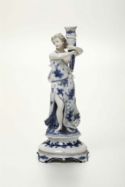Candeliere in porcellana bianca e blu raffigurante figura femminile, Ginori  - Asta Antiquariato - Associazione Nazionale - Case d'Asta italiane