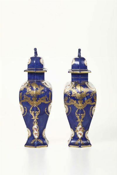 Coppia di vasi Inghilterra, Staffordshire, XIX secolo  - Asta Antiquariato - Associazione Nazionale - Case d'Asta italiane