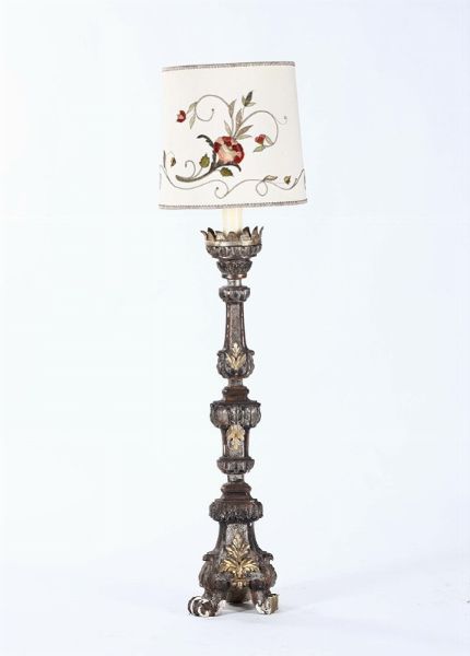 Candeliere in legno intagliato, dorato e dipinto, XVIII-XIX secolo  - Asta Antiquariato - Associazione Nazionale - Case d'Asta italiane