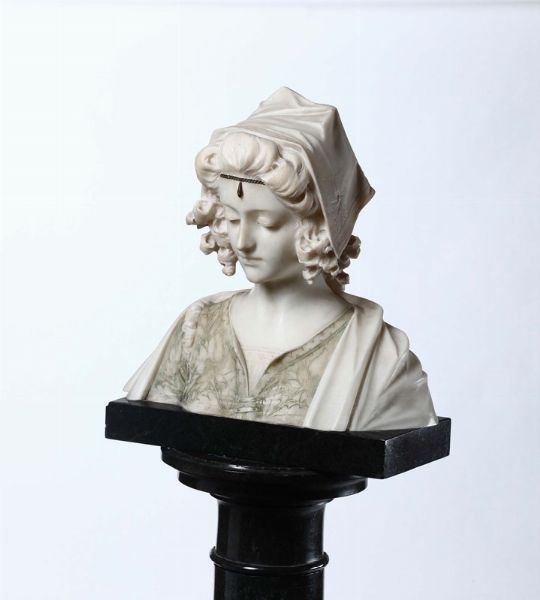 Busto di figura femminile con diadema con colonna in marmo, fine XIX-inizi XX secolo  - Asta Antiquariato - Associazione Nazionale - Case d'Asta italiane