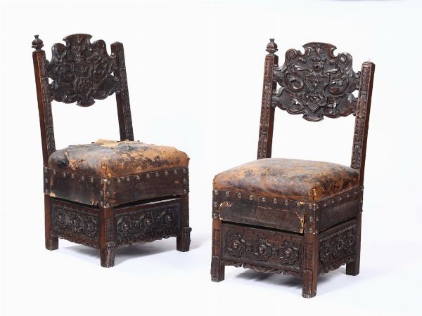 Coppia di sedie in legno scolpito, XIX secolo  - Asta Antiquariato - Associazione Nazionale - Case d'Asta italiane