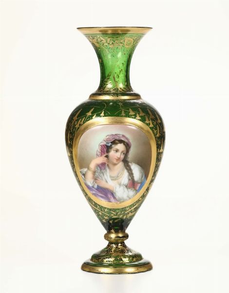 Vaso in vetro verde decorato con figura di donna in policromia, XX secolo  - Asta Antiquariato - Associazione Nazionale - Case d'Asta italiane
