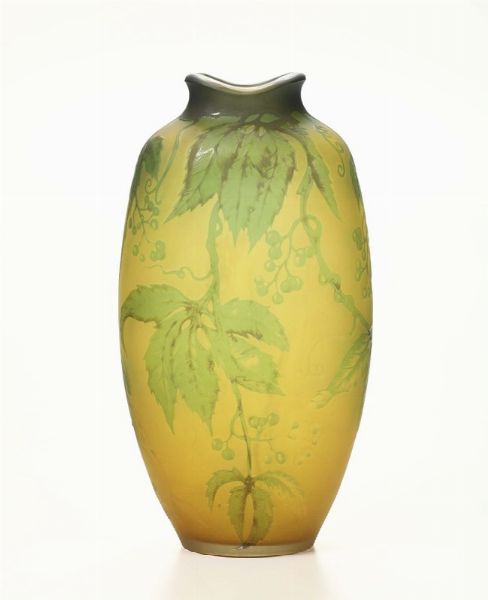 Vaso in vetro decorato con tralci di vite, XX secolo  - Asta Antiquariato - Associazione Nazionale - Case d'Asta italiane